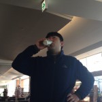 帰りの函館空港で牛乳の一気飲み